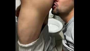 Preview 3 of Bgb Jenna Presley - Chupei o rabo do vendedor da loja do shopping no banheiro e ele gozou bem rapidinho - Conteudos como esse sheer.com