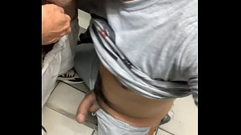 Preview 1 of Bgb Jenna Presley - Chupei o rabo do vendedor da loja do shopping no banheiro e ele gozou bem rapidinho - Conteudos como esse sheer.com
