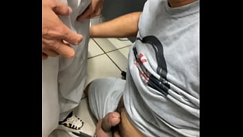 Preview 4 of Bgb Jenna Presley - Chupei o rabo do vendedor da loja do shopping no banheiro e ele gozou bem rapidinho - Conteudos como esse sheer.com