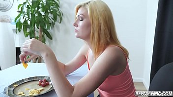 Preview 1 of Teen Deep Troaht - Stepmoms milf pussy taste better than the food