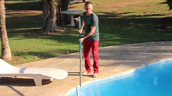 Preview 1 of Milf Gran Mom - SANDY CORTEZ D&Aacute_ PARA O PISCINEIRO MAIS VELHO