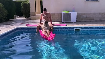 Preview 2 of Xxxii Misc - La mamma del vicino si fa mettere a pecora in piscina,  si fa scopare a 90 e lo prende come mamma!