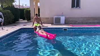 Preview 1 of Xxxii Misc - La mamma del vicino si fa mettere a pecora in piscina,  si fa scopare a 90 e lo prende come mamma!