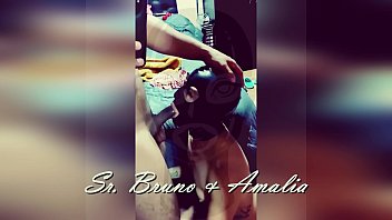 Preview 1 of Young Bare Back Gay - Sumisa Amalia mamando con mascara de latex