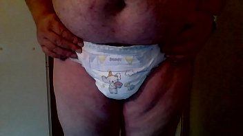 Preview 1 of Gyn Girl - pipi dans la couche