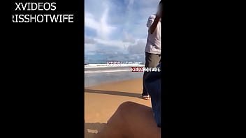 Preview 1 of Rt Tits - Casada Gostosa Com Biquini Min&uacute_sculo Provoca Vendedor Na Praia e Deixa Ele Chupar Os Peitos e Dedar a Buceta