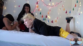 Preview 2 of Anak Kecil Ngentot Ma - Women defeats Trump in arm wrestling match and gets his ass kicked by Viva Athena.  WTF did I just watch???