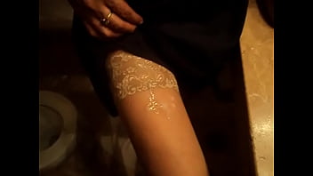 Preview 4 of Sex Vedio Du - me corro en las piernas de mi hermana en el bano del restaurante