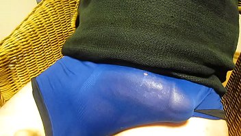 Preview 1 of Alura Joeson - Masajeando y jugando con mi verga con slip azul