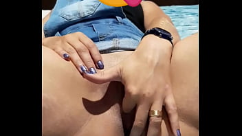 Preview 3 of Boy Ghe - Casada gostosa de An&aacute_polis enfiando o dedo na buceta molhada