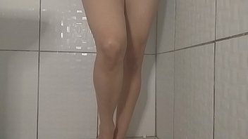Preview 1 of Beautiful Pudi - ninfetinha safada brincando no banho enquanto o pauzudo nao chega