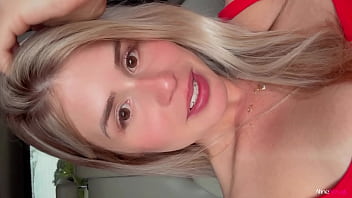 Preview 2 of 2002 Xxxvideo - Com a bucetinha escorrendo loira safada se masturba at&eacute_ gozar - Aline Novak