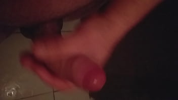Preview 2 of Mikro Man Sex - Masturbando gostoso de baixo do chuveiro