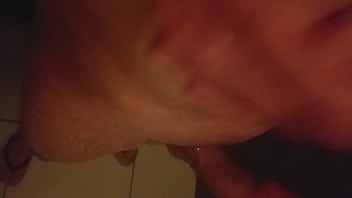 Preview 1 of Mikro Man Sex - Masturbando gostoso de baixo do chuveiro