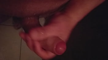 Preview 4 of Mikro Man Sex - Masturbando gostoso de baixo do chuveiro