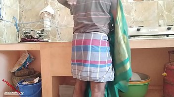 Preview 1 of Cum On Moms Saggy Tits - परिपक्व फूहड़ रसोई में गड़बड़