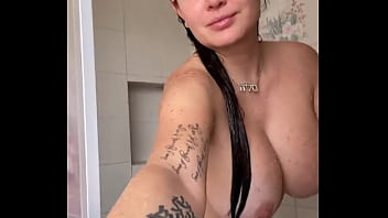 Preview 2 of Asian Mom With Firends - Quien es? Who is She? Alguien sabe su nombre?
