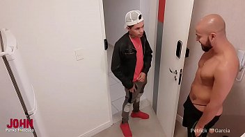 Preview 2 of Big Lady Sex Bbw Com - Cliente paga 100$ ao entregador para fazer sexo e deixar filmar