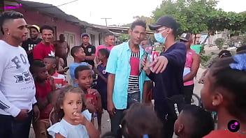 Preview 4 of Sunney Leon Xvideo - mago desaparece un celular con agua
