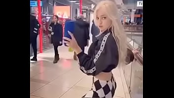 Preview 1 of Domino Presily Shemale - preciosa rubia bailando en el centro comercial