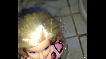 Preview 1 of Liberte Tubeuelle - ba&ntilde_o nueva barbie lluvia dorada 2/2