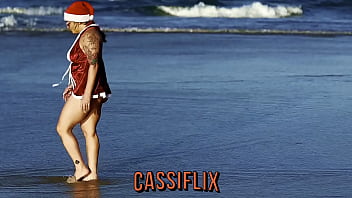 Preview 1 of Aletta Ocean Feet Heat - Mam&atilde_e Noel estava passeando na praia e recebeu de presente leitinho no rosto... Assista completo no Cassiflix