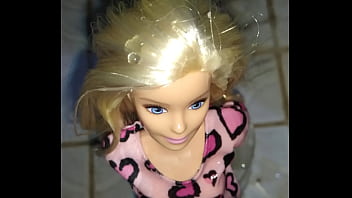 Preview 1 of Mom Cheating - ba&ntilde_o nueva barbie lluvia dorada 1/2