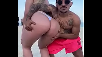 Preview 3 of Squirt Bell - Na praia com Pistolinha