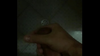 Preview 4 of Teacher Granny Xxc - Gozando no banho