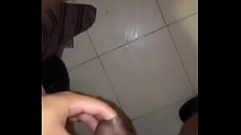 Preview 1 of Latin Milf - Manoseo mi verga sin circuncidar