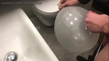 Preview 3 of First Time Sex Indian Ocean - Abspritzen auf einem Luftballon/ Ballon Handjob Balloon