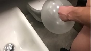 Preview 1 of First Time Sex Indian Ocean - Abspritzen auf einem Luftballon/ Ballon Handjob Balloon
