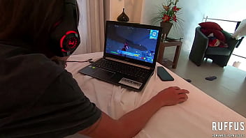 Preview 1 of Mom Sen Sx - Fodendo com amiga enquanto ela est&aacute_ jogando Fortnite - Ana Rothbard - Completo no RED