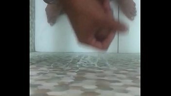 Preview 1 of Brazzers Ev - Brincando no banheiro com sab&atilde_o