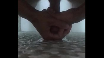 Preview 4 of Brazzers Ev - Brincando no banheiro com sab&atilde_o