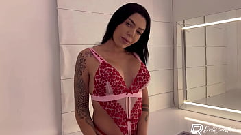 Preview 1 of Teman Homo - A deliciosa Drii Cordeiro masseta sua bucetinha e ganha gozada na boca,  completo no https://www.sheer.com/driicordeiro