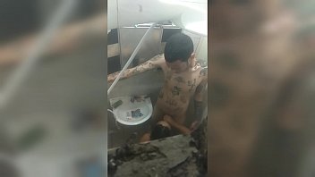 Preview 2 of Ebony Gangbang - Filmei a novinha no banho,  de boca no pau do tatuado...  Ela Baez e Dluquinhaa