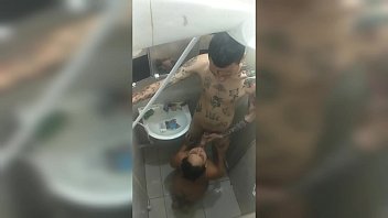 Preview 3 of Ebony Gangbang - Filmei a novinha no banho,  de boca no pau do tatuado...  Ela Baez e Dluquinhaa