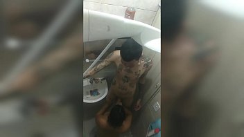 Preview 4 of Ebony Gangbang - Filmei a novinha no banho,  de boca no pau do tatuado...  Ela Baez e Dluquinhaa