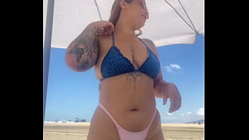 Preview 2 of Porno Mom Sun - Quase transamos na praia lotada