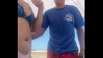 Preview 3 of Porno Mom Sun - Quase transamos na praia lotada