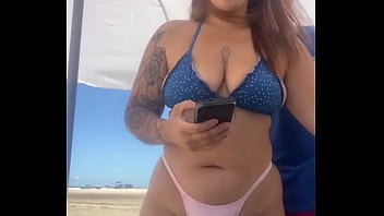 Preview 1 of Porno Mom Sun - Quase transamos na praia lotada