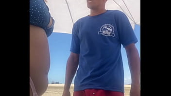 Preview 4 of Porno Mom Sun - Quase transamos na praia lotada
