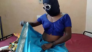 Preview 1 of Orgasme Sextoys - लीना अपनी बालों वाली चूत को संभोग के लिए खींचती है