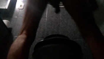 Preview 1 of Philippines Porn Site - ANTES DE IR TRABALHAR ALIVIANDO O TES&Atilde_O COM DESODORANTE NO CU
