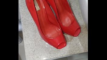 Preview 1 of Tabbo Incest - Peep toe novo da namorada! Schutz vermelho! Tes&atilde_o,  mais lindo que j&aacute_ gozei!!!