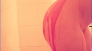 Preview 3 of Mom And Son Hindi Me Dwonload - STRIP NO CHUVEIRO DA NOVINHA COM VINHO NA BUNDA