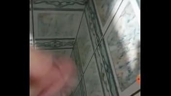 Preview 2 of Negro Guy - Novinho mostrando o pau no banho no periscope