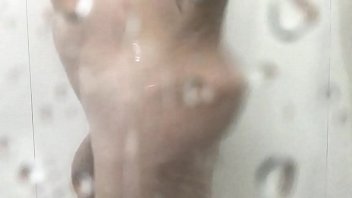 Preview 2 of Xnxx Xxxfullhd - Gostoso flagrado no banho,  pensou que o vidro do box o protegeria!
