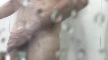 Preview 3 of Xnxx Xxxfullhd - Gostoso flagrado no banho,  pensou que o vidro do box o protegeria!